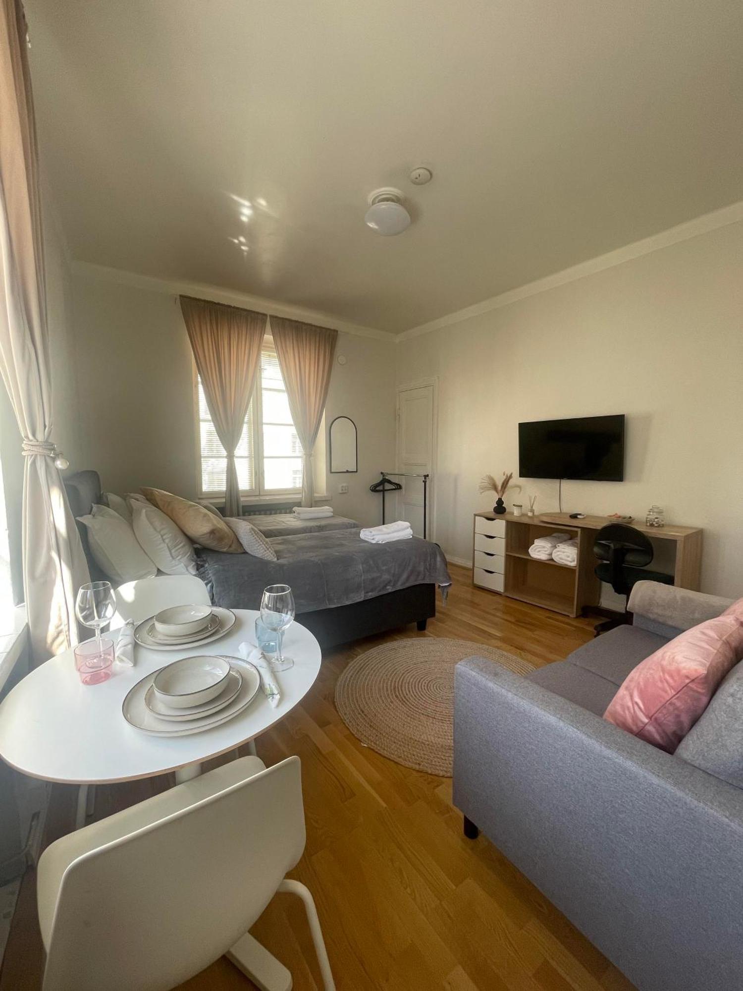 Bed & Breakfast Your Chic Vibrant Airbnb *